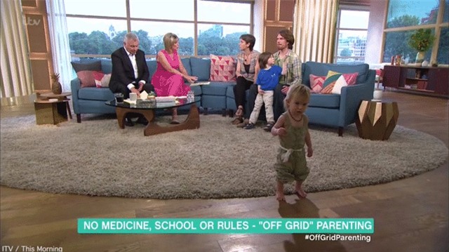 Cô bé 1 tuổi vô tư tiểu tiện trên sân khấu dù đang quay truyền hình trực tiếp - Ảnh 1.