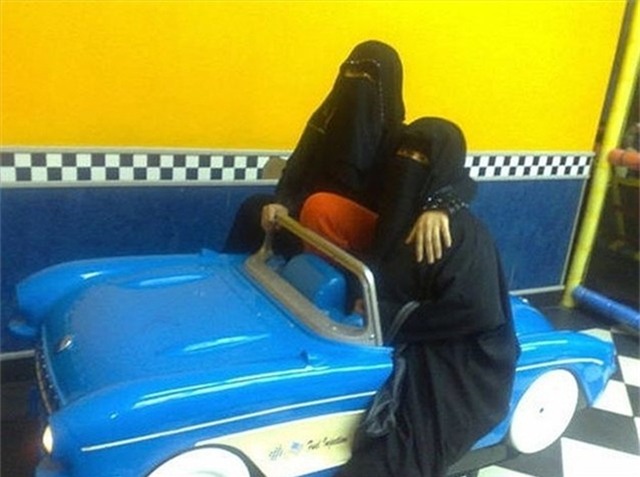Đây là những bức ảnh tập thể và ảnh ngoại cảnh của phụ nữ Trung Đông - Ảnh 10.