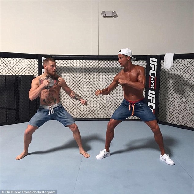 Ronaldo đọ cơ bắp khủng với gã điên Conor McGregor - Ảnh 2.
