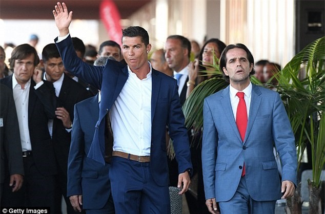 Ronaldo đọ cơ bắp khủng với gã điên Conor McGregor - Ảnh 3.