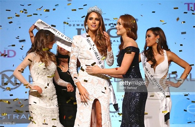 Hoa hậu Australia nhăn nhó vì vương miện rơi khỏi đầu - Ảnh 2.