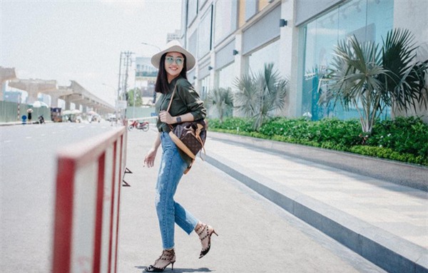 Những thiết kế quần jeans nào đang sốt sình sịch trong hè này?