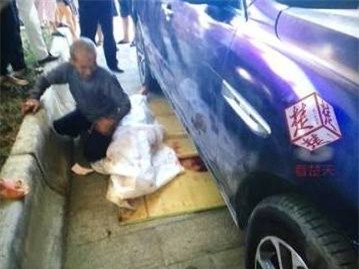 Bé gái 11 tuổi nằm nghỉ tránh nóng ở lề đường bị ô tô cán chết