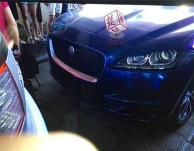 Bé gái 11 tuổi nằm nghỉ tránh nóng ở lề đường bị ô tô cán chết