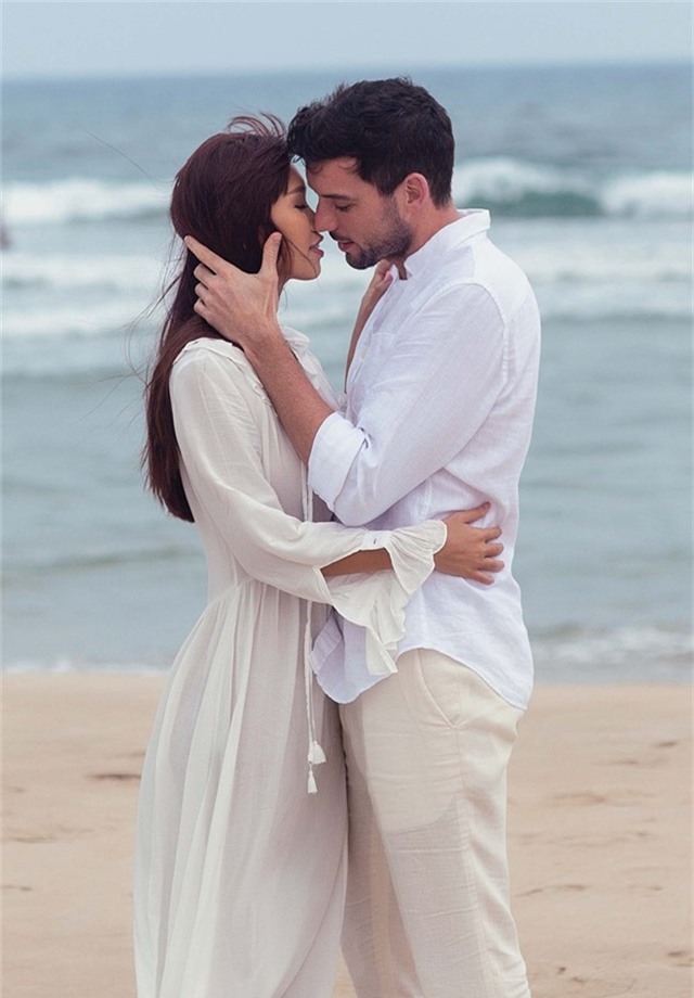 Hà Anh diện bikini chụp ảnh cưới cùng chồng Tây - Ảnh 2.