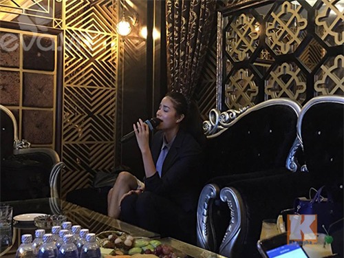 pham huong vui ve di cafe, hat karaoke giua