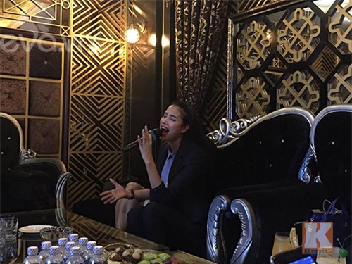 pham huong vui ve di cafe, hat karaoke giua