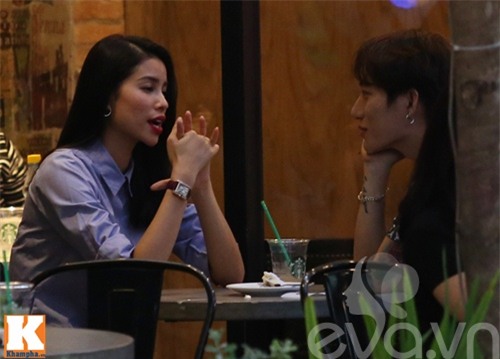 pham huong vui ve di cafe, hat karaoke giua