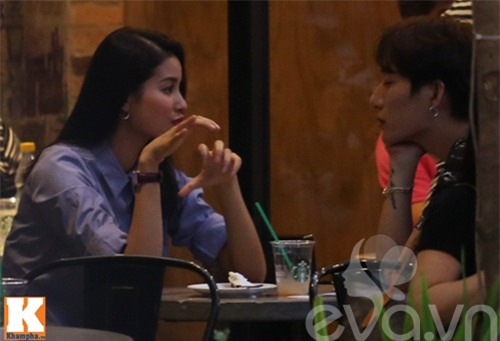 pham huong vui ve di cafe, hat karaoke giua