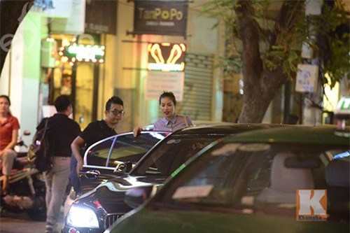 pham huong vui ve di cafe, hat karaoke giua