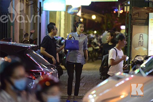 pham huong vui ve di cafe, hat karaoke giua