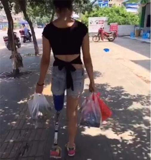 Mỹ nữ một chân khiến dân mạng nể phục - Ảnh 4.