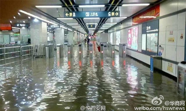 150 người chết vì mưa rơi, người dân Trung Quốc khóc nấc vì tán gia bại sản - Ảnh 2.