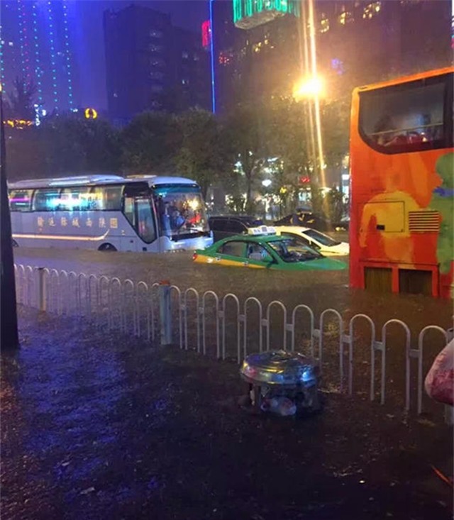 150 người chết vì mưa rơi, người dân Trung Quốc khóc nấc vì tán gia bại sản - Ảnh 3.