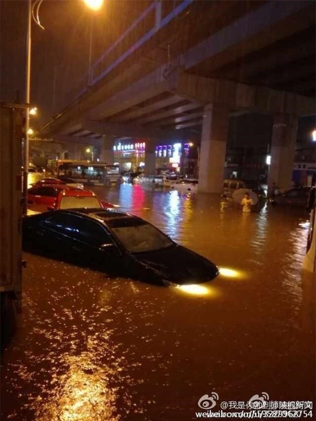 150 người chết vì mưa rơi, người dân Trung Quốc khóc nấc vì tán gia bại sản - Ảnh 4.