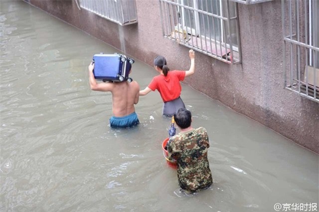 150 người chết vì mưa rơi, người dân Trung Quốc khóc nấc vì tán gia bại sản - Ảnh 9.