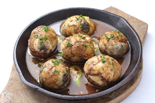 Cẩn thận với món lẩu... trứng vịt lộn - Ảnh 1.