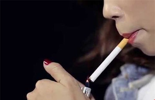 Phụ nữ hút thuốc dễ bị chảy máu não - 1