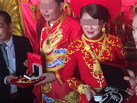Choáng với với những đám cưới chẳng có gì ngoài vàng