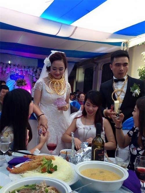 Choáng với với những đám cưới chẳng có gì ngoài vàng