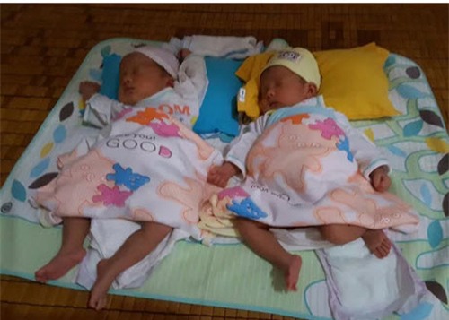 xot thuong cap song sinh vua chao doi da mat me - 3