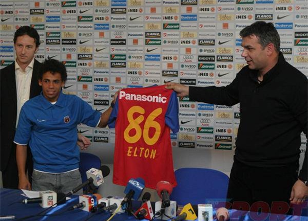 Điểm mặt những chú lùn khó tin nhất trong bóng đá hiện đại - Ảnh 1.