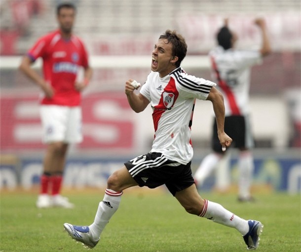 Điểm mặt những chú lùn khó tin nhất trong bóng đá hiện đại - Ảnh 2.