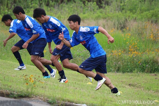 Bầu Đức sang Nhật kiểm tra, Công Phượng có gì báo cáo? - Ảnh 2.