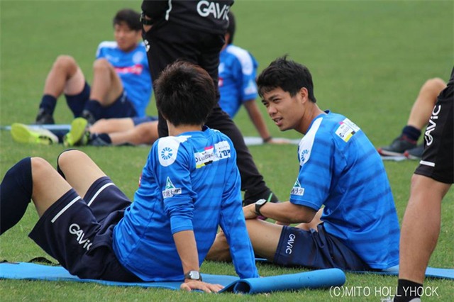 Bầu Đức sang Nhật kiểm tra, Công Phượng có gì báo cáo? - Ảnh 3.