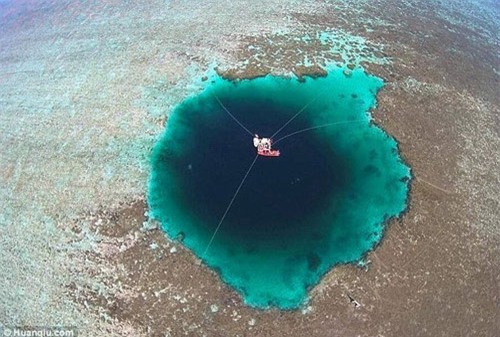 Tìm thấy hố khổng lồ sâu nhất thế giới ở Biển Đông? - 1