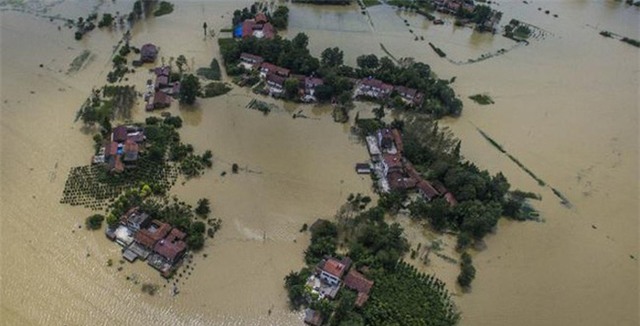 Thiên tai liên tiếp giáng xuống Trung Quốc, hơn 800 người chết