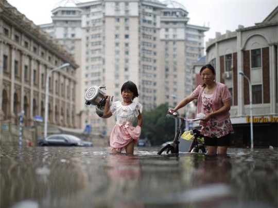 Thiên tai liên tiếp giáng xuống Trung Quốc, hơn 800 người chết - Ảnh 2.