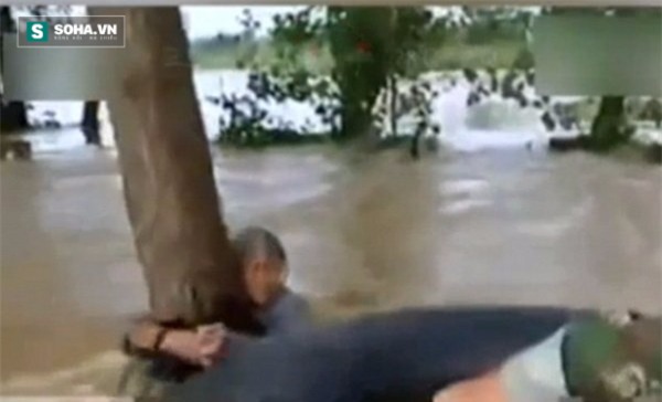 Cụ ông xả thân cứu vợ trong cơn lũ lay động hàng triệu trái tim - Ảnh 2.
