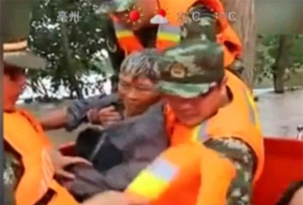 Cụ ông xả thân cứu vợ trong cơn lũ lay động hàng triệu trái tim - Ảnh 5.