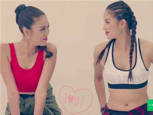 Phạm Hương - Lan Khuê nhìn nhau đầy tình cảm. - Tin sao Viet - Tin tuc sao Viet - Scandal sao Viet - Tin tuc cua Sao - Tin cua Sao