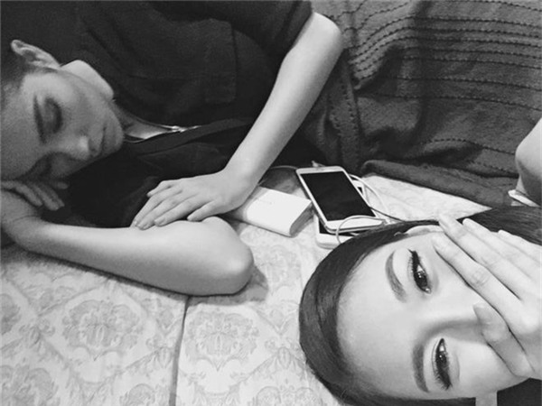 Lan Khuê nhí nhảnh ghi lại khoảnh khắc Phạm Hương ngủ gật. - Tin sao Viet - Tin tuc sao Viet - Scandal sao Viet - Tin tuc cua Sao - Tin cua Sao