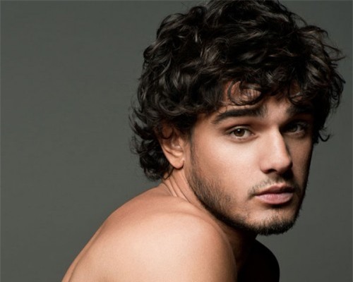 Đàn ông có tóc xoăn thường khỏe mạnh, dẻo dai. (Ảnh minh họa)