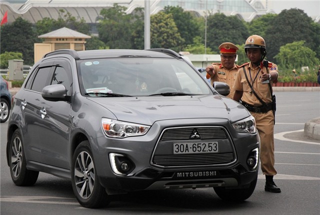 Tuoc phu hieu Bo Cong an gan trai phep tren hang chuc oto hinh anh 1
