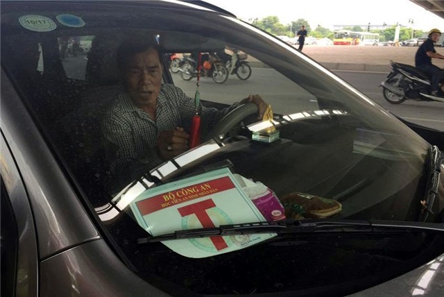 Tuoc phu hieu Bo Cong an gan trai phep tren hang chuc oto hinh anh 2