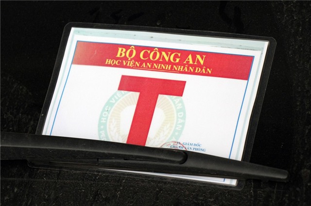 Tuoc phu hieu Bo Cong an gan trai phep tren hang chuc oto hinh anh 3