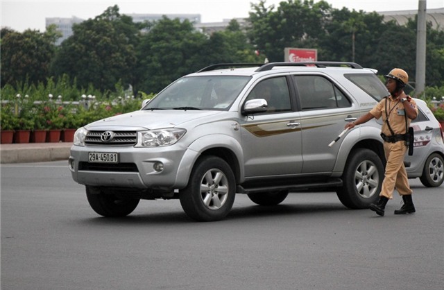 Tuoc phu hieu Bo Cong an gan trai phep tren hang chuc oto hinh anh 4