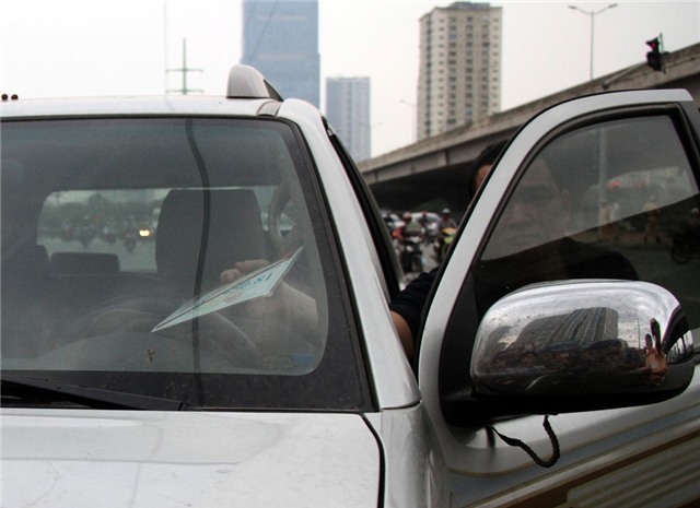 Tuoc phu hieu Bo Cong an gan trai phep tren hang chuc oto hinh anh 5