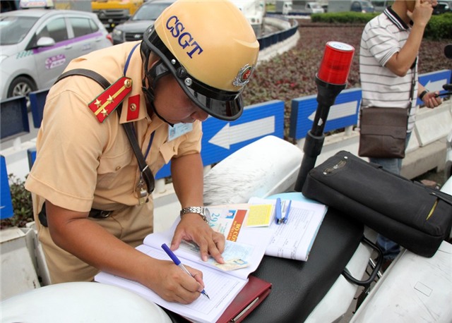 Tuoc phu hieu Bo Cong an gan trai phep tren hang chuc oto hinh anh 6