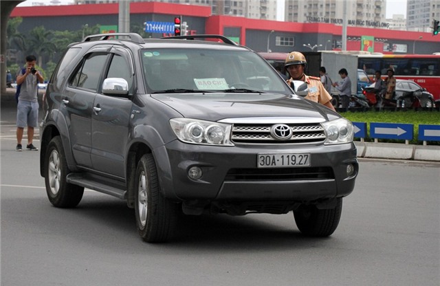 Tuoc phu hieu Bo Cong an gan trai phep tren hang chuc oto hinh anh 7