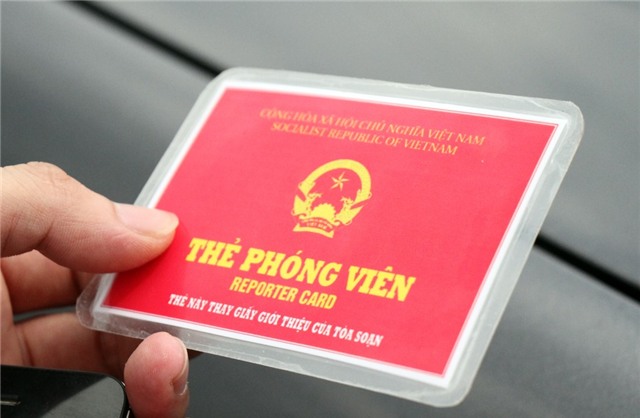 Tuoc phu hieu Bo Cong an gan trai phep tren hang chuc oto hinh anh 8