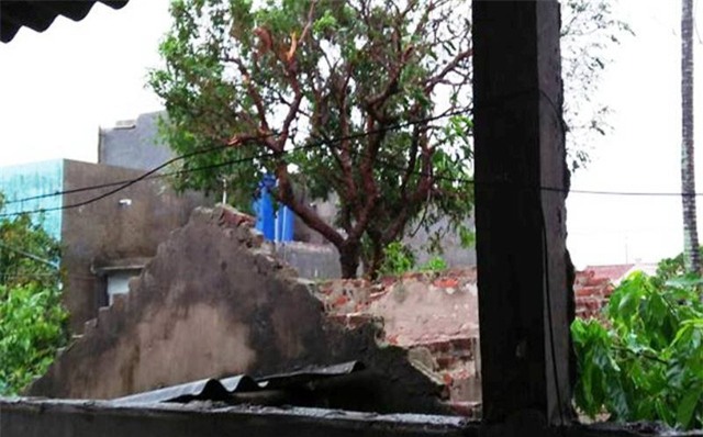 
Một nhà dân ở huyện Giao Thủy, Nam Định bị tốc mái
