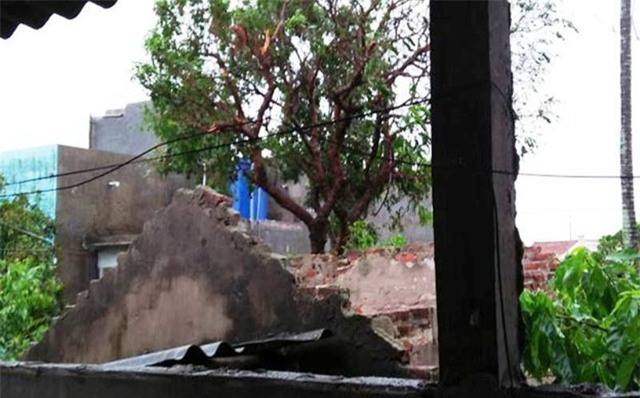 Một nhà dân ở huyện Giao Thủy, Nam Định bị tốc mái