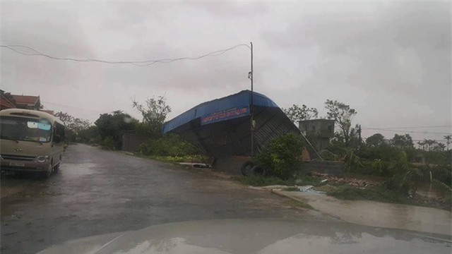 
Thiệt hại sau cơn bão đêm qua tại Trực Ninh, Nam Định. (Ảnh: Đình Hưng)
