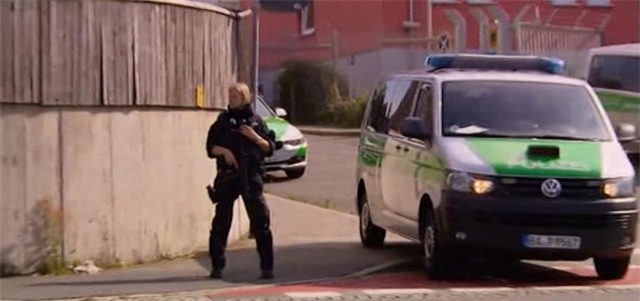 Nóng: Nổ bom gần trung tâm nhập cư của Đức - Ảnh 5.