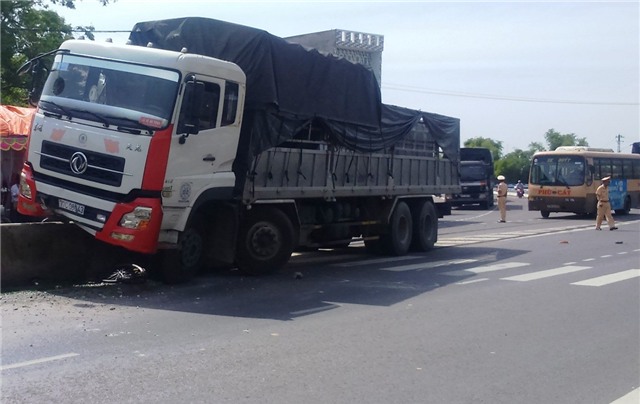 Xe đạp bị cuốn vào gầm xe tải, rất may nạn nhân chỉ bị thương